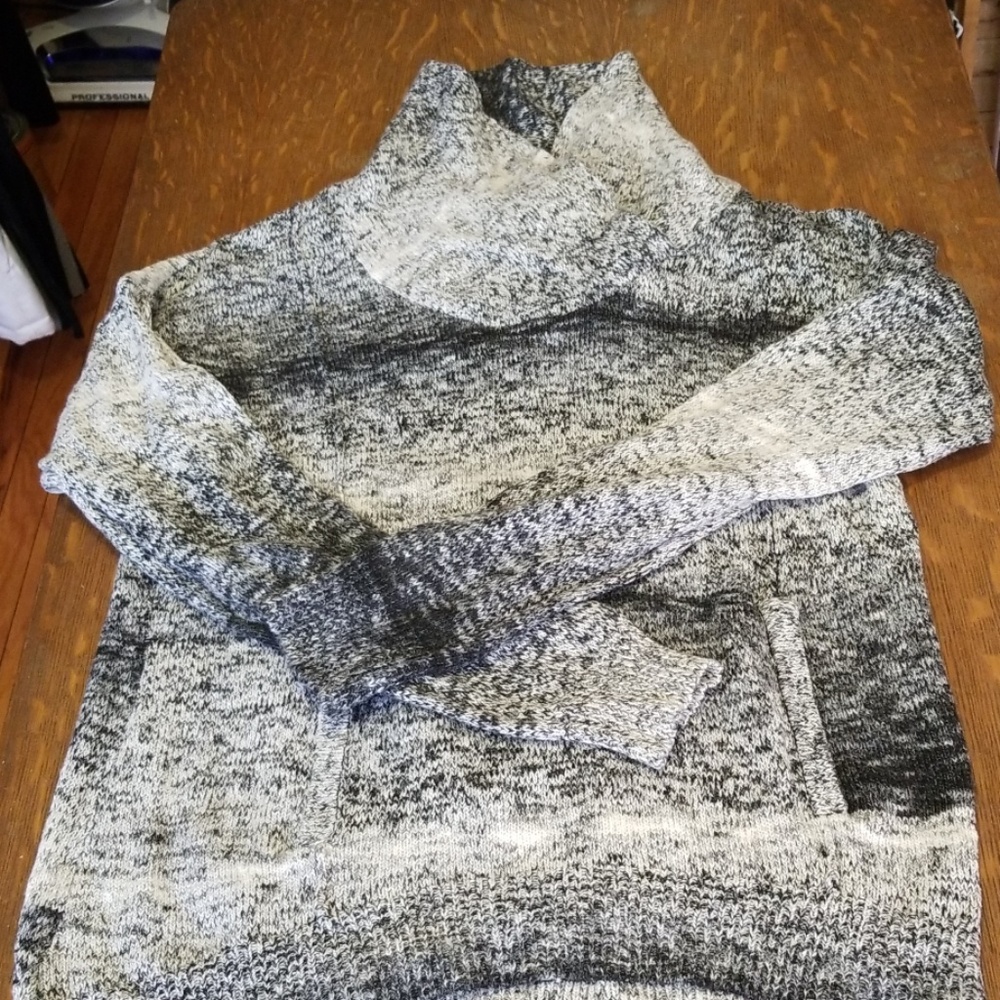 Bench sweater large